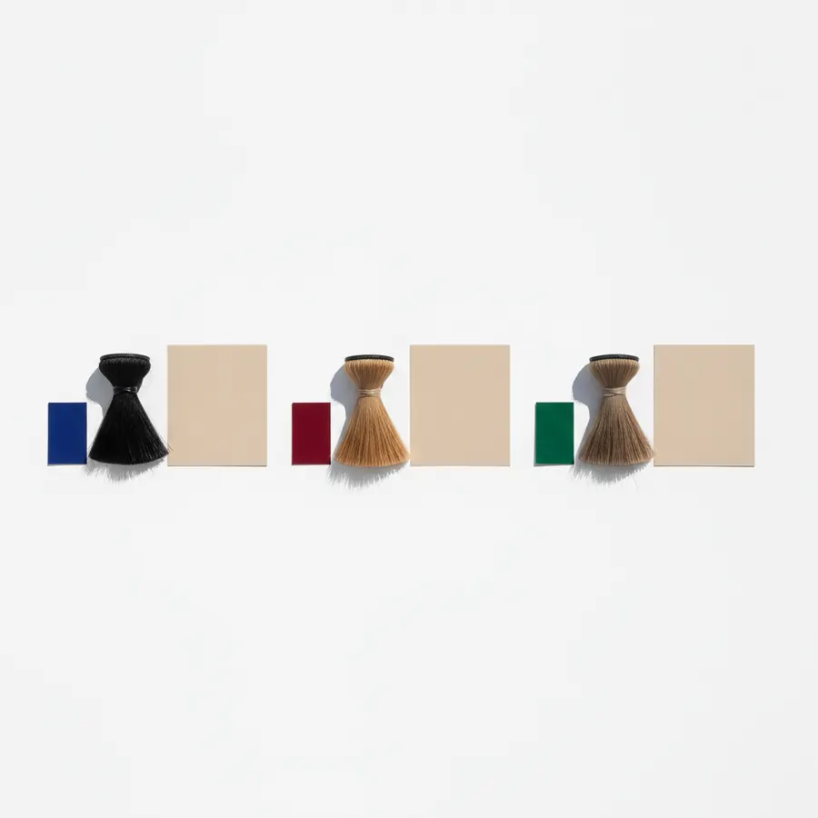 Trois paires de cartons posées sur un fond blanc, chaque paire associant une mèche de cheveux et un carton de teint, du brun très foncé sur teint clair au blond doré sur teint clair, montrant trois écarts de valeur différents